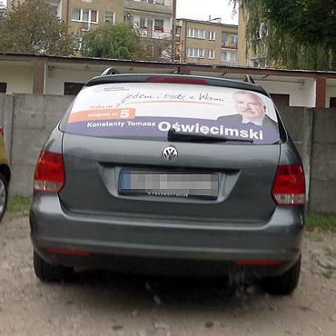 Kandydat na samochodzie zaparkowanym pod urzędem. Agitacja czy nie?