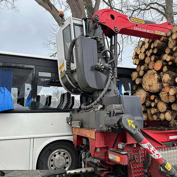 Zderzenie autobusu z ciężarówką wiozącą drewno!