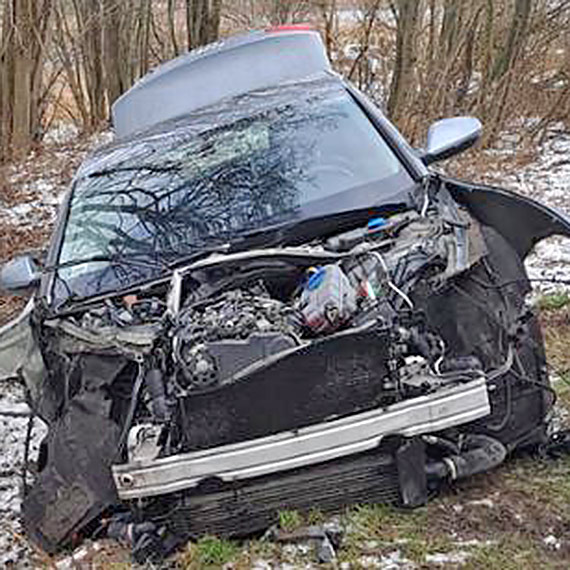 Przez śliską nawierzchnię audi uderzyło w ciężarówkę i wpadło do rowu