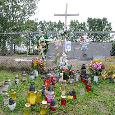 Krzy� stanie na miejscu po�aru