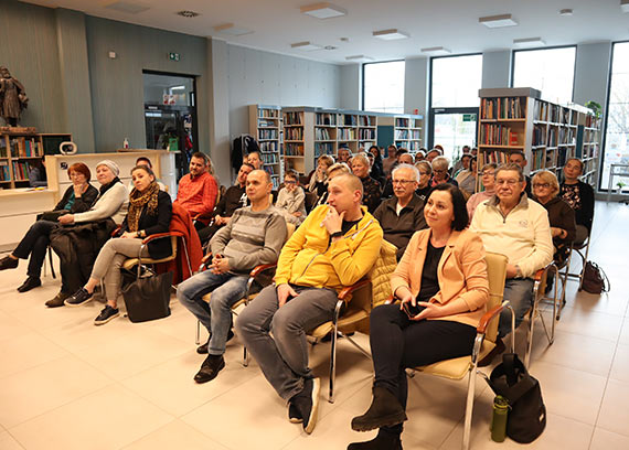 Kicha, ściema, celofan, badziewie - czyli spotkanie z Dominikiem Strzelcem w międzyzdrojskiej bibliotece – 15 marca 2023 r.
