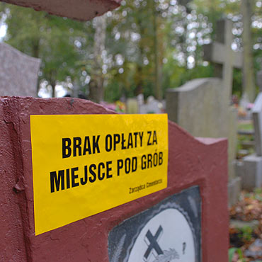 Kamie� Pomorski: Naklejki na cmentarzu: Brak op�aty za miejsce pod gr�b