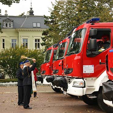Kamie� Pomorski: Stra�acy dostali nowy samoch�d po�arniczy