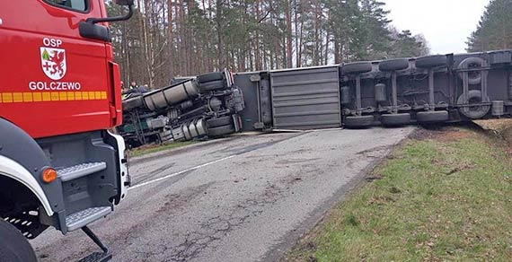 Na drodze wojewdzkiej numer 108 przewrcia si ciarwka z mroonkami. Kierowcy nic si nie stao