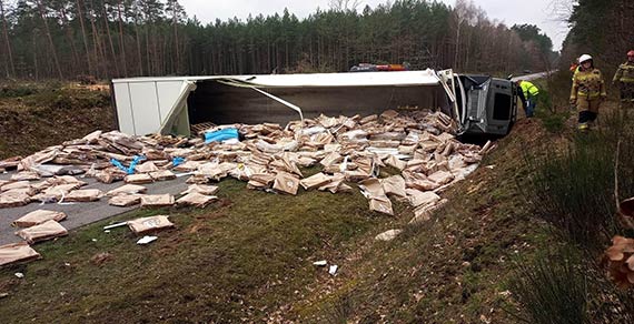 Na drodze wojewódzkiej numer 108 przewróciła się ciężarówka z mrożonkami. Kierowcy nic się nie stało