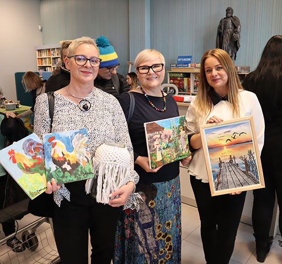 „Artystyczne zawirowania” - wernisaż i kiermasz prac uczestników Środowiskowego Domu Samopomocy oraz Klubu Senior+ w międzyzdrojskiej Bibliotece