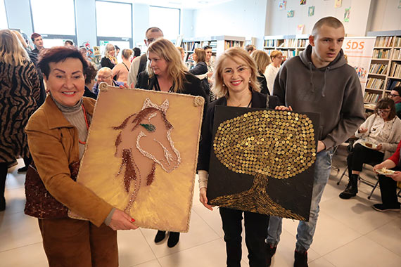 „Artystyczne zawirowania” - wernisaż i kiermasz prac uczestników Środowiskowego Domu Samopomocy oraz Klubu Senior+ w międzyzdrojskiej Bibliotece
