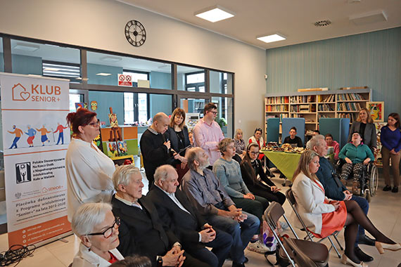 „Artystyczne zawirowania” - wernisaż i kiermasz prac uczestników Środowiskowego Domu Samopomocy oraz Klubu Senior+ w międzyzdrojskiej Bibliotece