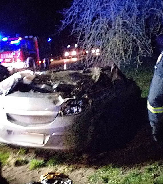 Dachowanie opla w miejscowości Gadom. 3 osoby przewiezione do szpitala!