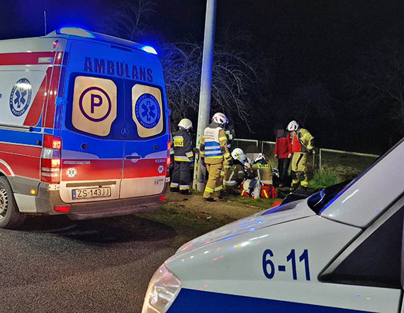 Dachowanie opla w miejscowości Gadom. 3 osoby przewiezione do szpitala!