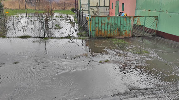 Ulica Mała w Wolinie znika pod wodą