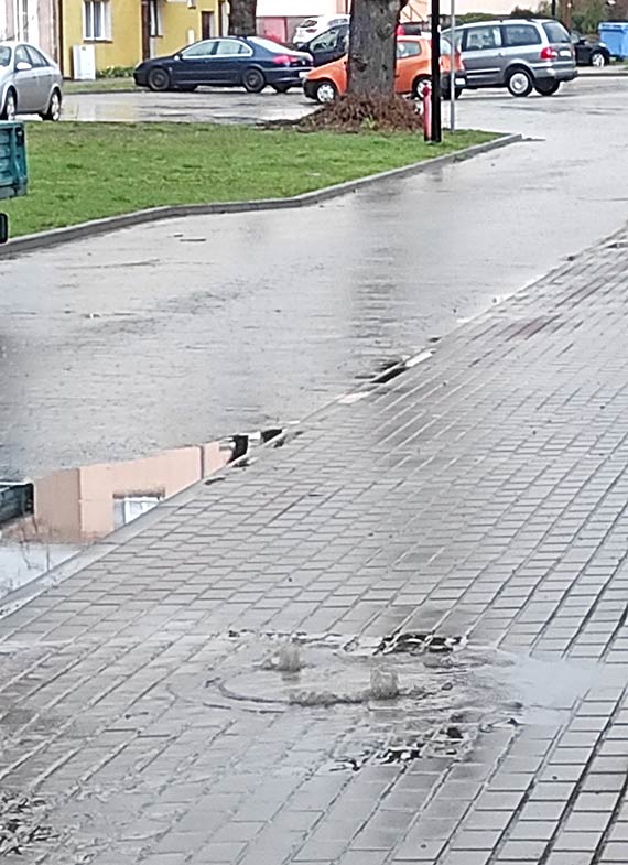Ulica Mała w Wolinie znika pod wodą