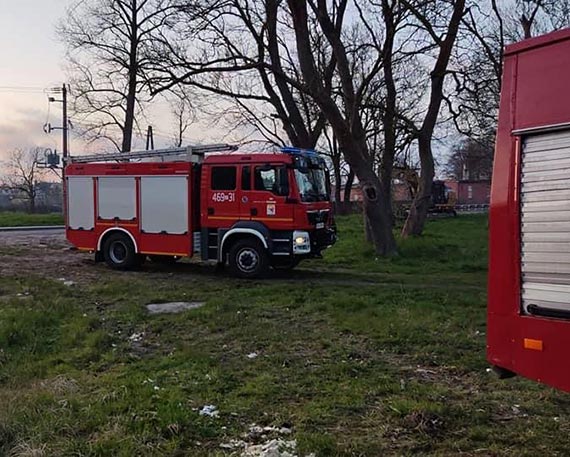 Pożar śmieci w Stuchowie - OSP Świerzno skutecznie gasi płomienie