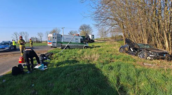 Na drodze wojewdzkiej numer 103 za Kamieniem Pomorskim osobwka zderzya si z samochodem dostawczym. 2 osoby zostay poszkodowane