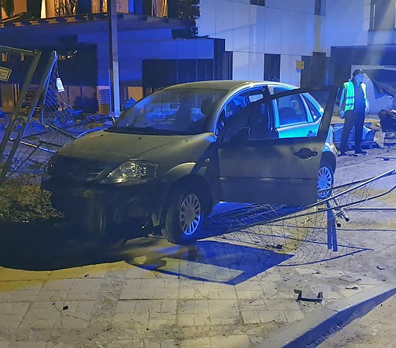 Nieodpowiedzialna kierujca bez prawa jazdy i nietrzewa wjechaa samochodem w ogrodzenie budowy w centrum Midzyzdrojw