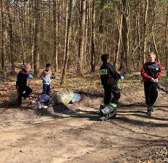 Młodzieżowa Drużyna Pożarnicza w Golczewie świętuje Dzień Ziemi akcją Sprzątania Świata