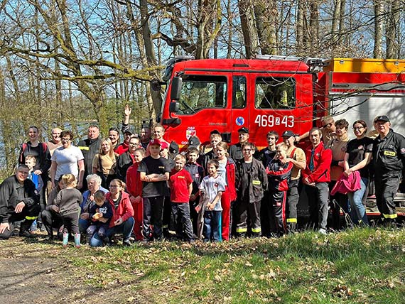 Osp Golczewo: Wspólna akcja sprzątania z okazji Dnia Ziemi