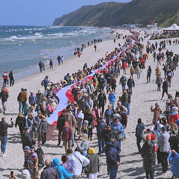 Rekord pobity! Ponad 2,5 kilometrowa flaga spowia pla w Midzyzdrojach. Zobacz film!