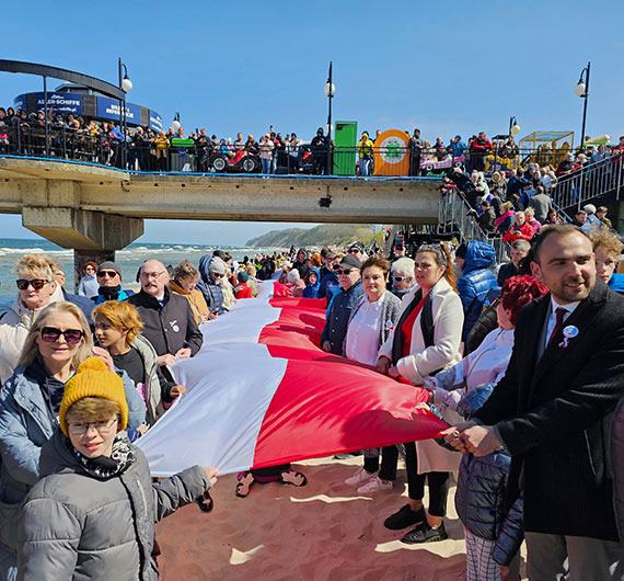 Rekord pobity! Ponad 2,5 kilometrowa flaga spowiła plażę w Międzyzdrojach. Zobacz film!