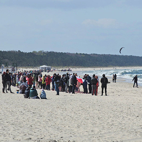 Rekord pobity! Ponad 2,5 kilometrowa flaga spowiła plażę w Międzyzdrojach. Zobacz film!