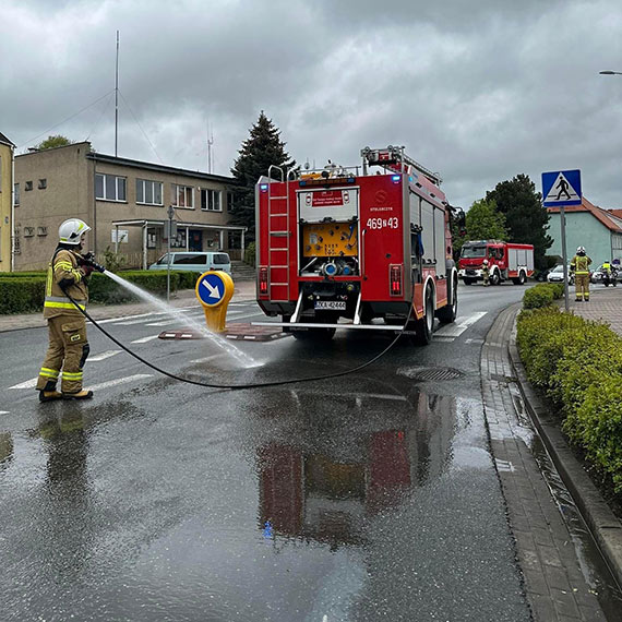 W centrum Golczewa wycieka substancja ropopochodna
