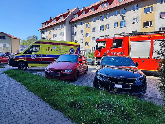 Pogotowie i strażacy przed blokiem na Słowiańskiej w Wolinie. Mężczyzna trafił do szpitala