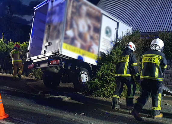 O krok od tragedii w Dobropolu! Mczyzna wjecha samochodem dostawczym w budynek mieszkalny
