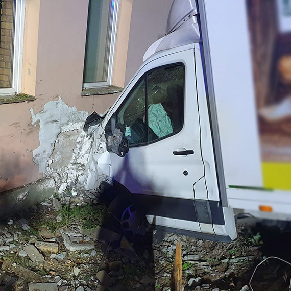 O krok od tragedii w Dobropolu! Mczyzna wjecha samochodem dostawczym w budynek mieszkalny