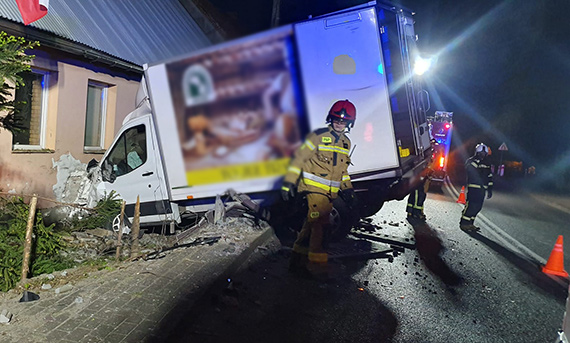 O krok od tragedii w Dobropolu! Mczyzna wjecha samochodem dostawczym w budynek mieszkalny