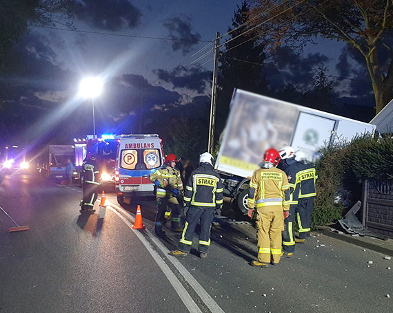 O krok od tragedii w Dobropolu! Mczyzna wjecha samochodem dostawczym w budynek mieszkalny