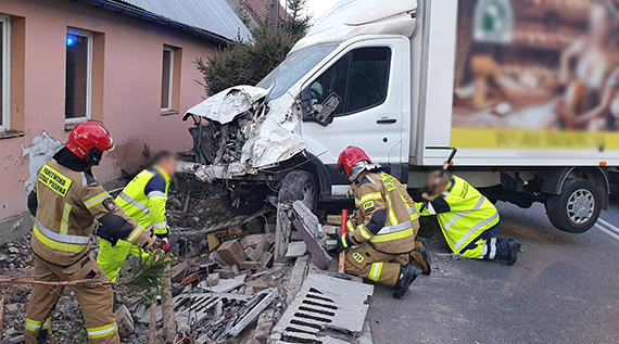 O krok od tragedii w Dobropolu! Mczyzna wjecha samochodem dostawczym w budynek mieszkalny
