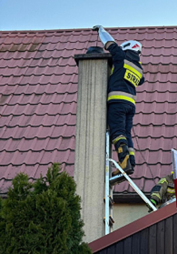 W miejscowoci Niemica pai si przewd kominowy. Straacy udronili komin