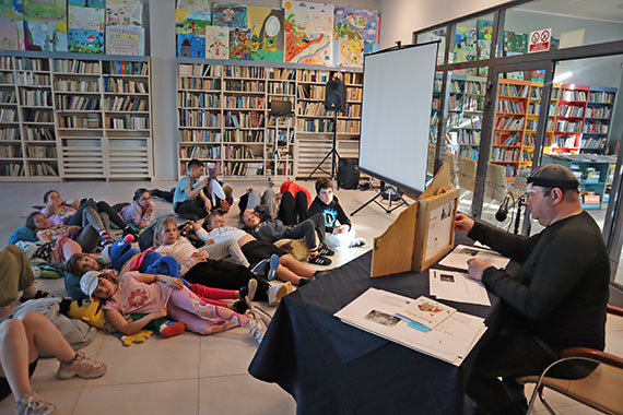 Noc z ksik w tle w midzyzdrojskiej bibliotece 12.05.2023 r.