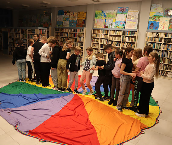 Noc z książką w tle w międzyzdrojskiej bibliotece 12.05.2023 r.
