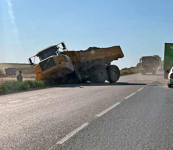 Wywrotka Volvo zjechaa na pobocze midzy Wolinem a Dargobdzem