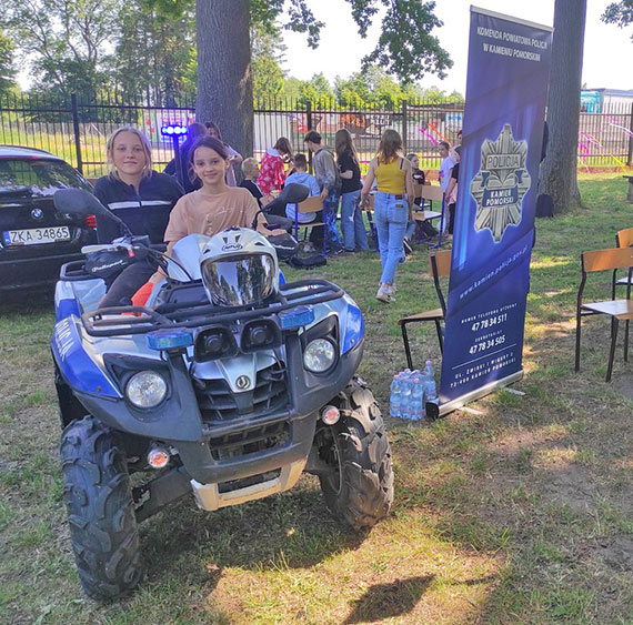 Dzie Profilaktyki z policjantami w szkole podstawowej
