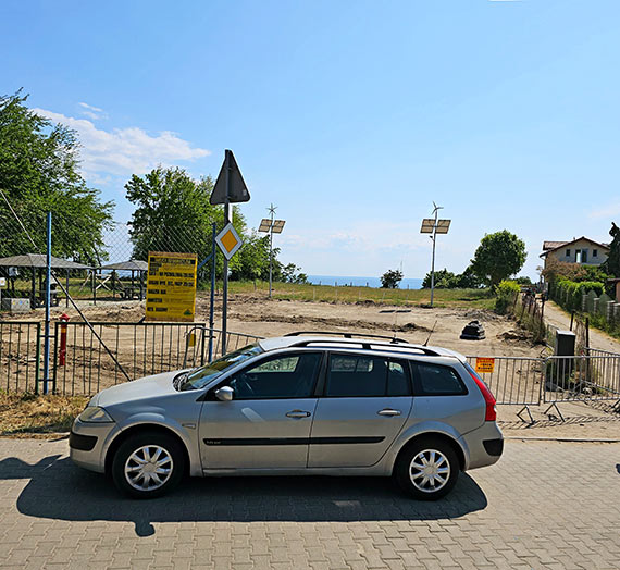 Samochody parkują na zakazie w Lubinie koło Grodziska