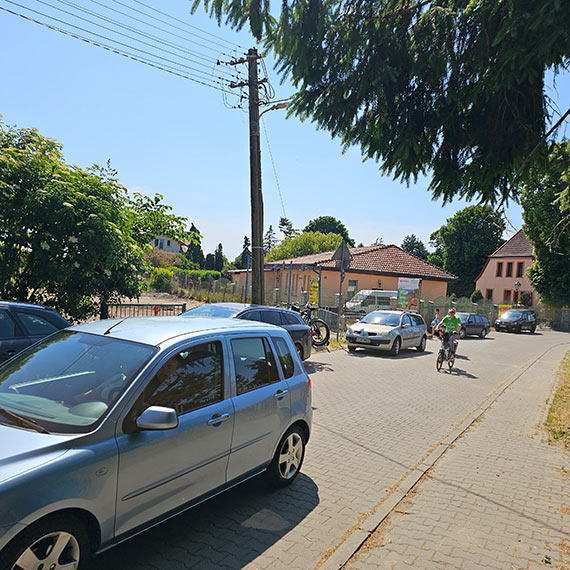Samochody parkują na zakazie w Lubinie koło Grodziska