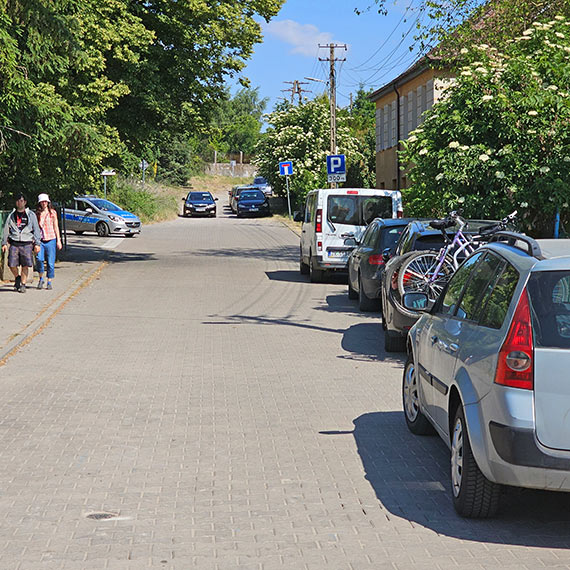 Samochody parkują na zakazie w Lubinie koło Grodziska