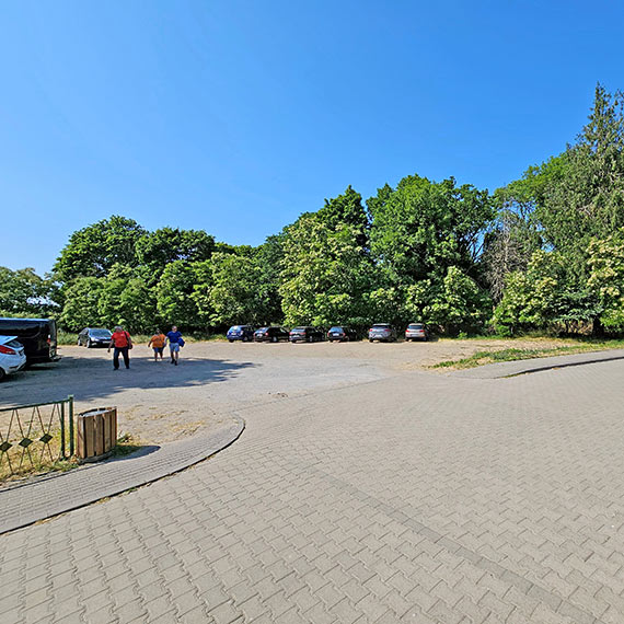 Samochody parkują na zakazie w Lubinie koło Grodziska