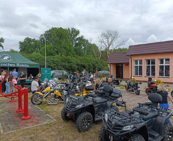 Motocyklowa ekstaza w Sołectwie Skoszewo: Blisko 100 jednośladów w pełnym blasku na festynie rodzinnym