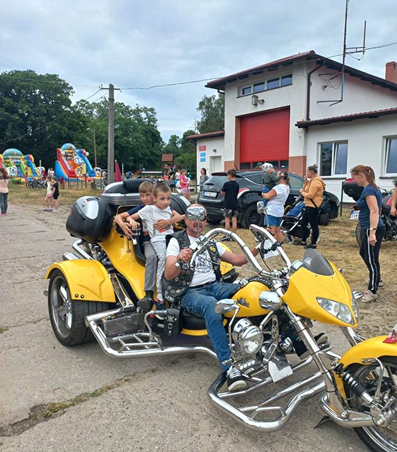 Motocyklowa ekstaza w Sołectwie Skoszewo: Blisko 100 jednośladów w pełnym blasku na festynie rodzinnym