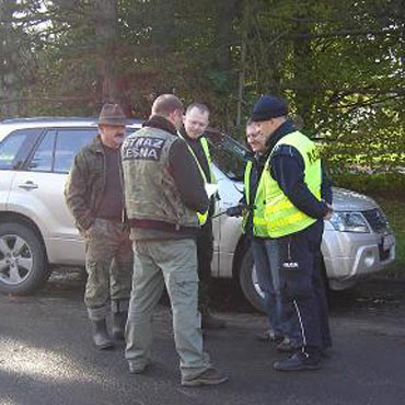 Policjanci ze stra�� le�n� kontrolowali lasy. Zatrzymano sze�ciu sprawc�w