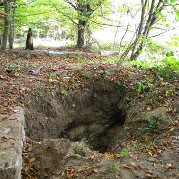 Zbezcze�cili grobowiec. Szukali skarb�w w cynowej trumnie
