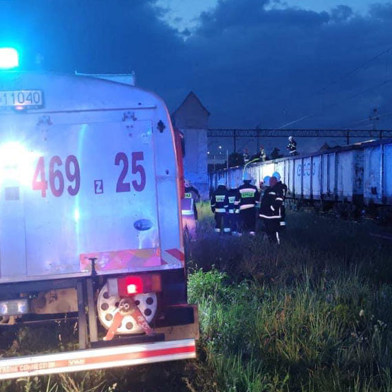Dzielni strażacy OSP Jarszewo zwalczają pożar w węglowym pociągu