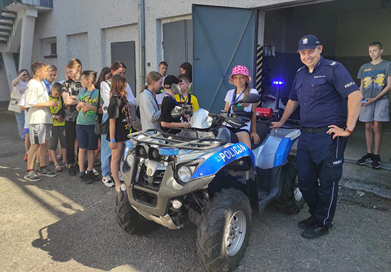 Wizyta dzieci ukraińskich policjantów w komisariacie w Międzyzdrojach