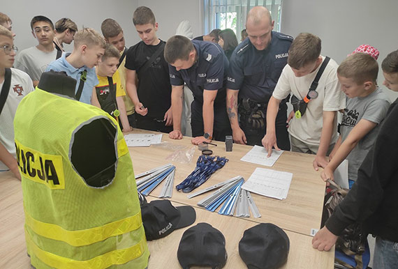 Wizyta dzieci ukraińskich policjantów w komisariacie w Międzyzdrojach