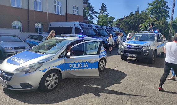 Wizyta dzieci ukraińskich policjantów w komisariacie w Międzyzdrojach