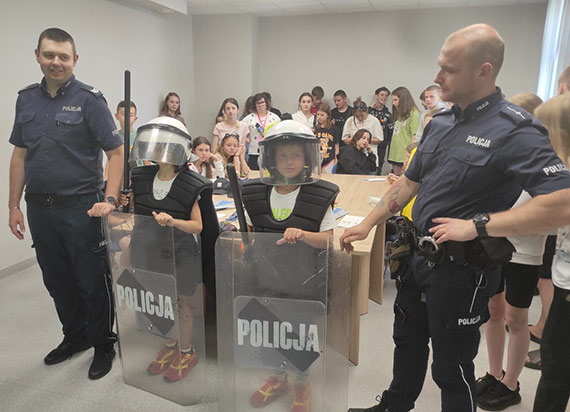 Wizyta dzieci ukraińskich policjantów w komisariacie w Międzyzdrojach