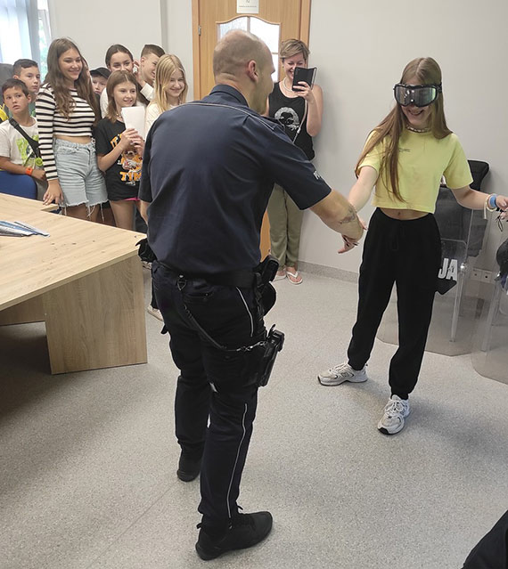 Wizyta dzieci ukraińskich policjantów w komisariacie w Międzyzdrojach